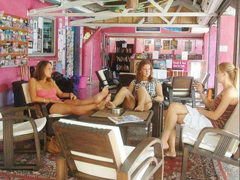 Dolphins Backpackers Hostel Sunshine Beach Exterior photo